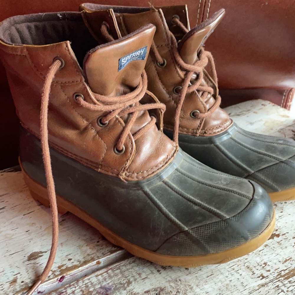 Sperry Kids boot, boys size us4M.